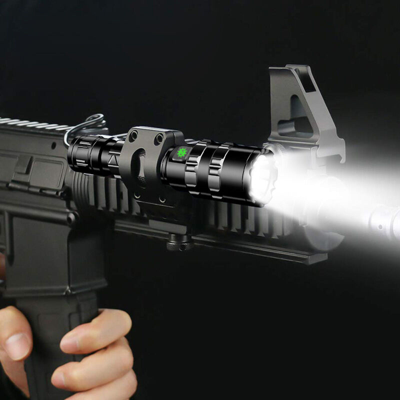 Eine schwarze Taschenlampe ist an einem Gewehr befestigt und leuchtet hell.