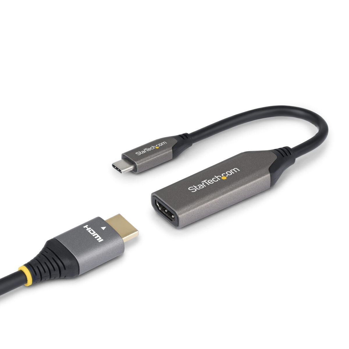 Ein HDMI-auf-USB-C-Adapterkabel liegt auf weißem Hintergrund.