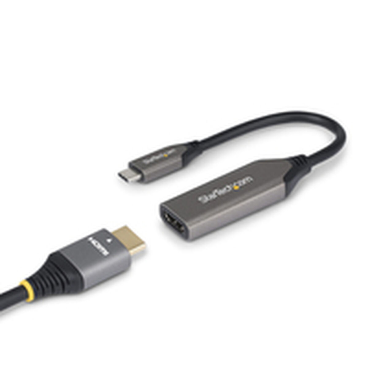 USB-C zu HDMI Adapter mit HDMI Kabel auf weißem Hintergrund.