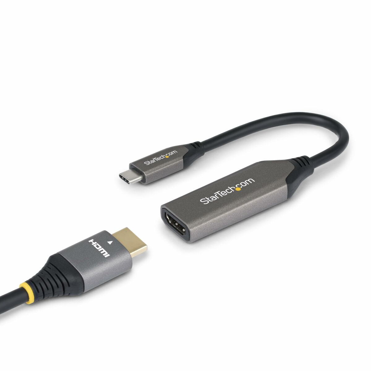 Grauer USB-C zu HDMI Adapterkabel mit HDMI und USB-C Stecker auf weißem Hintergrund.