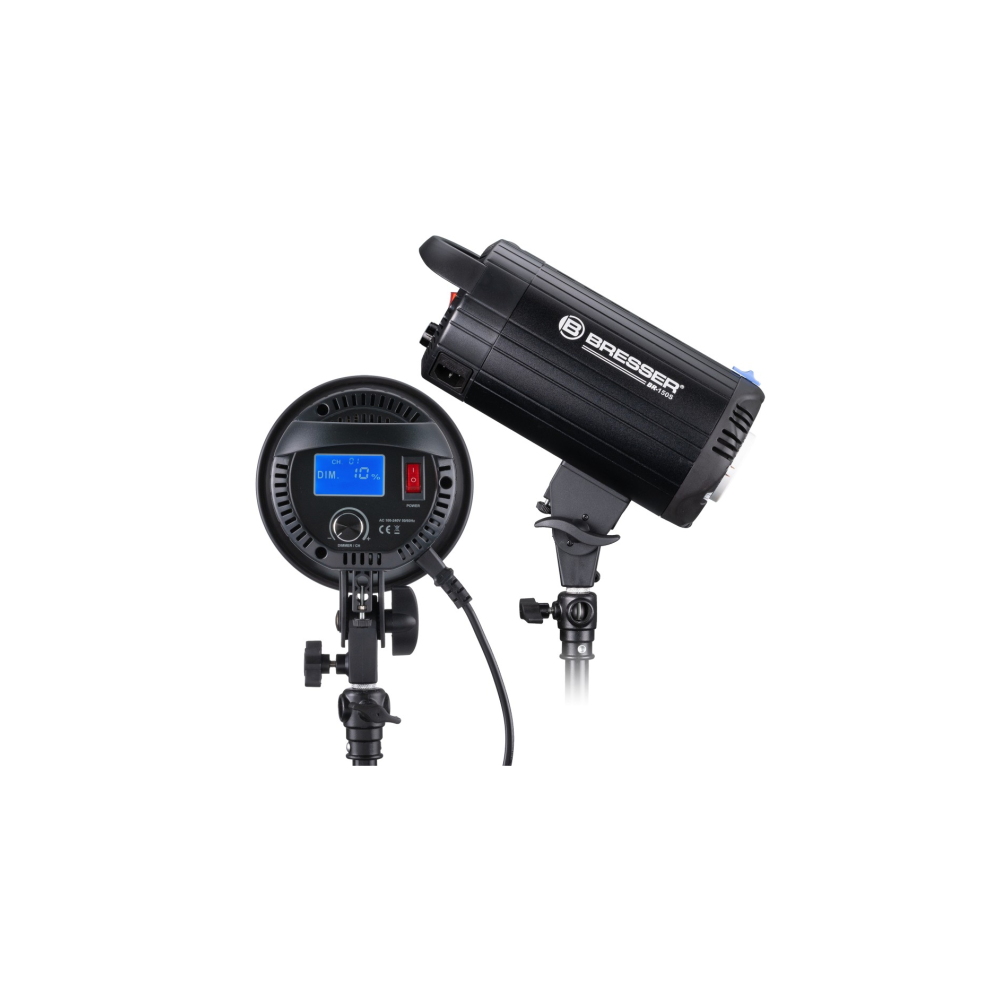 Dos flashes de estudio Bresser negros con pantallas digitales y controles.