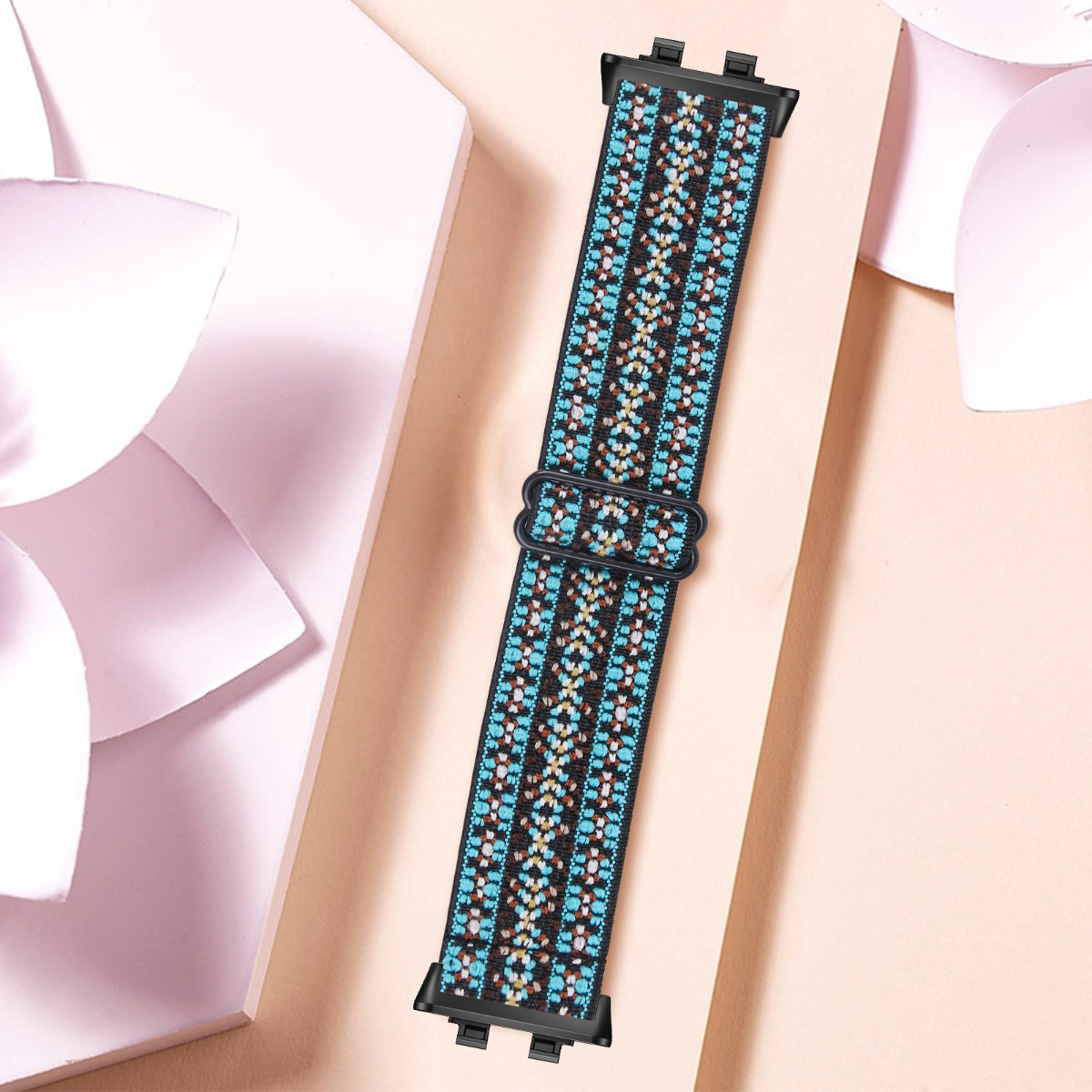 Ein gemustertes Uhrenarmband mit blauen, weißen und braunen geometrischen Mustern auf schwarzem Grund.