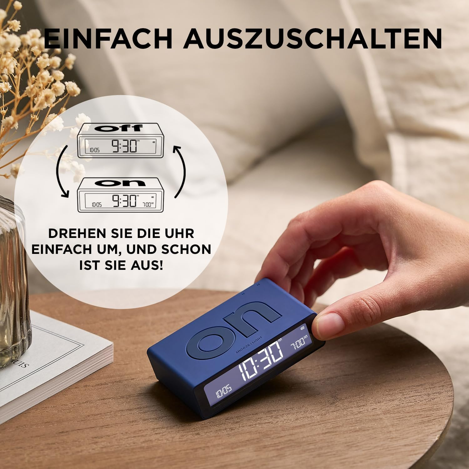 Blauer Digitalwecker mit "on"-Logo wird von einer Hand umgedreht. Diagramm zeigt Ein/Aus.
