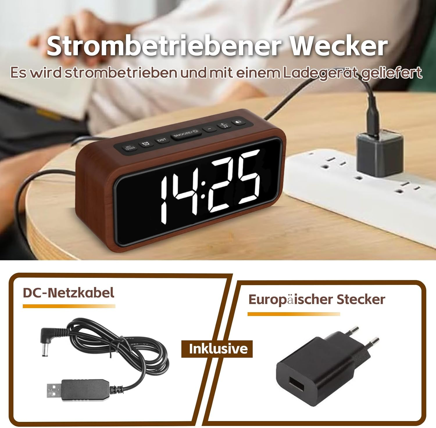 Digitaluhr mit Holzoptik, Stromkabel und Stecker auf Holztisch.