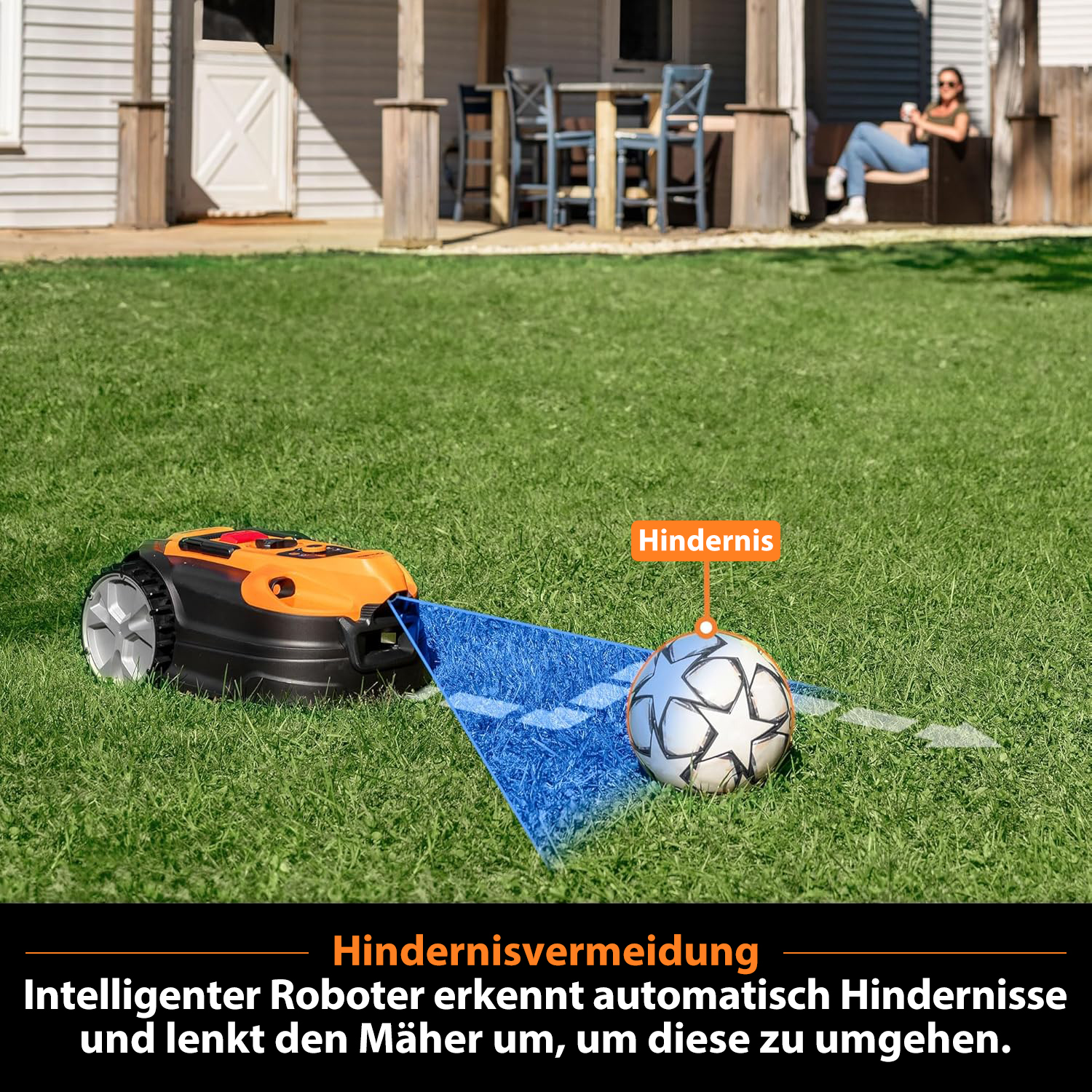 Ein Mähroboter erkennt einen Fußball und weicht ihm aus.