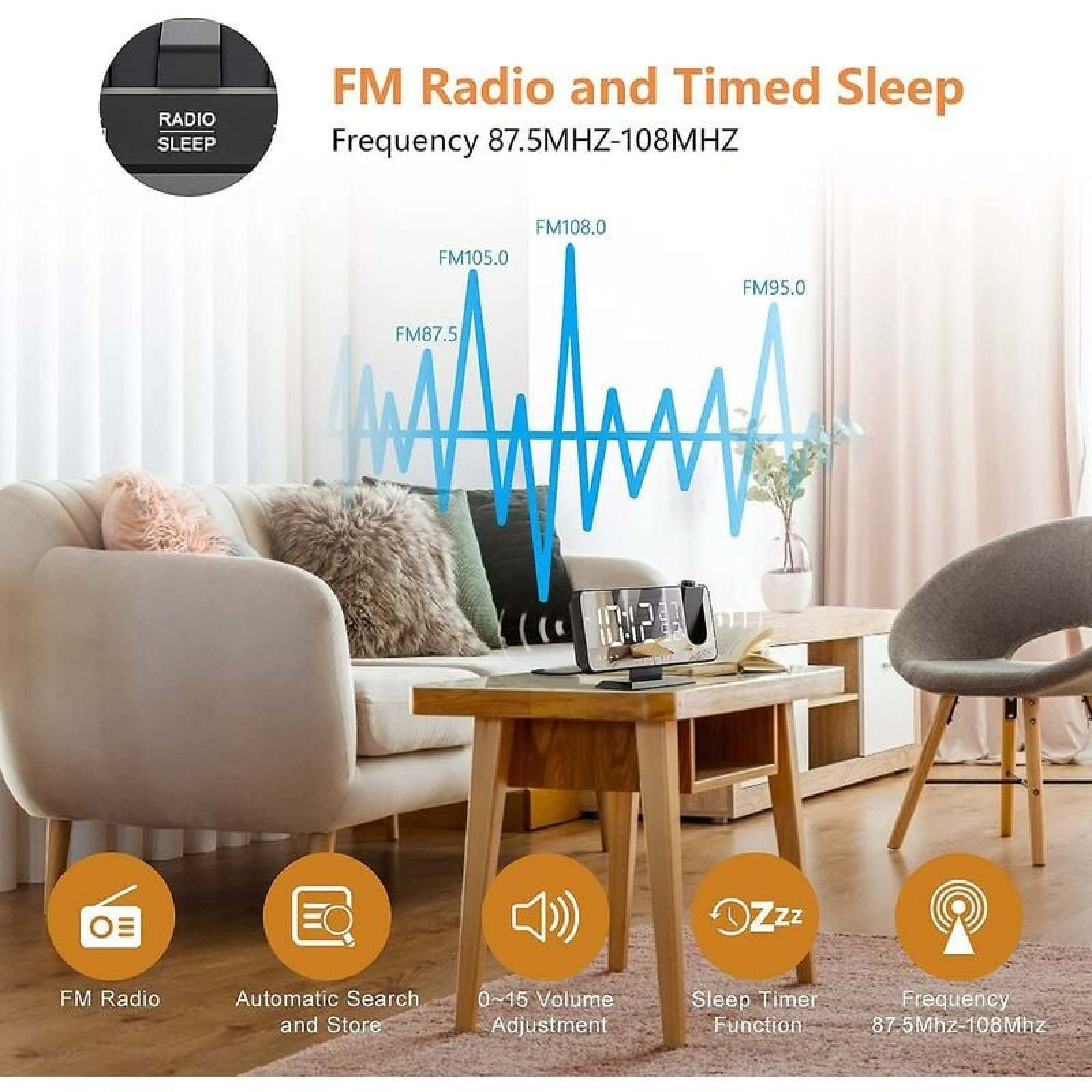 Wohnzimmer mit Sofa, Sessel, Tisch & Projektionsuhr. FM-Radio-Funktionen gezeigt.