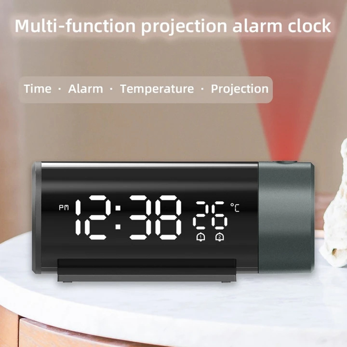 Ein schwarzer Projektionswecker zeigt 12:38 PM und 26°C an.