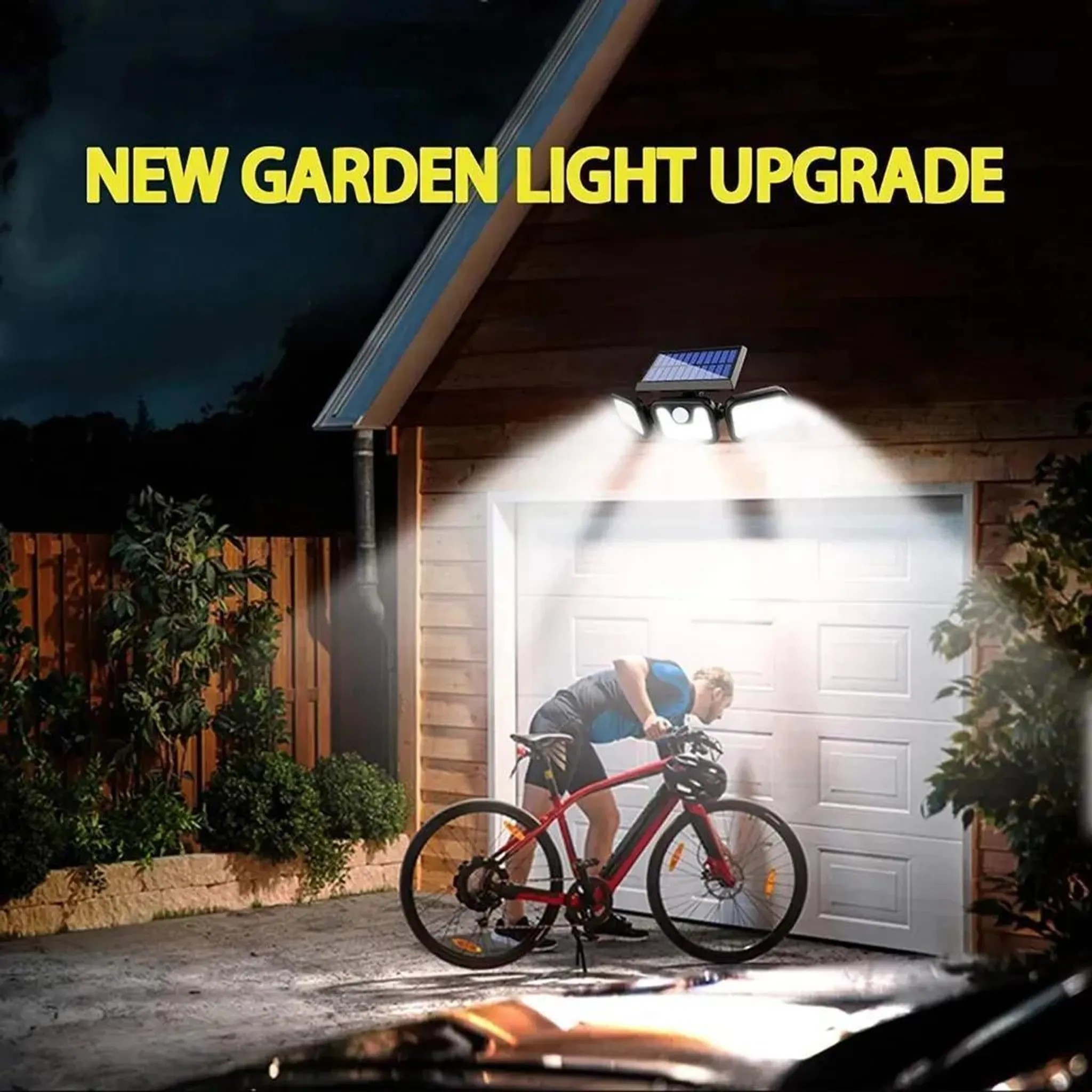 Mann mit Fahrrad vor Garage bei Nacht, beleuchtet von Solarlampe.