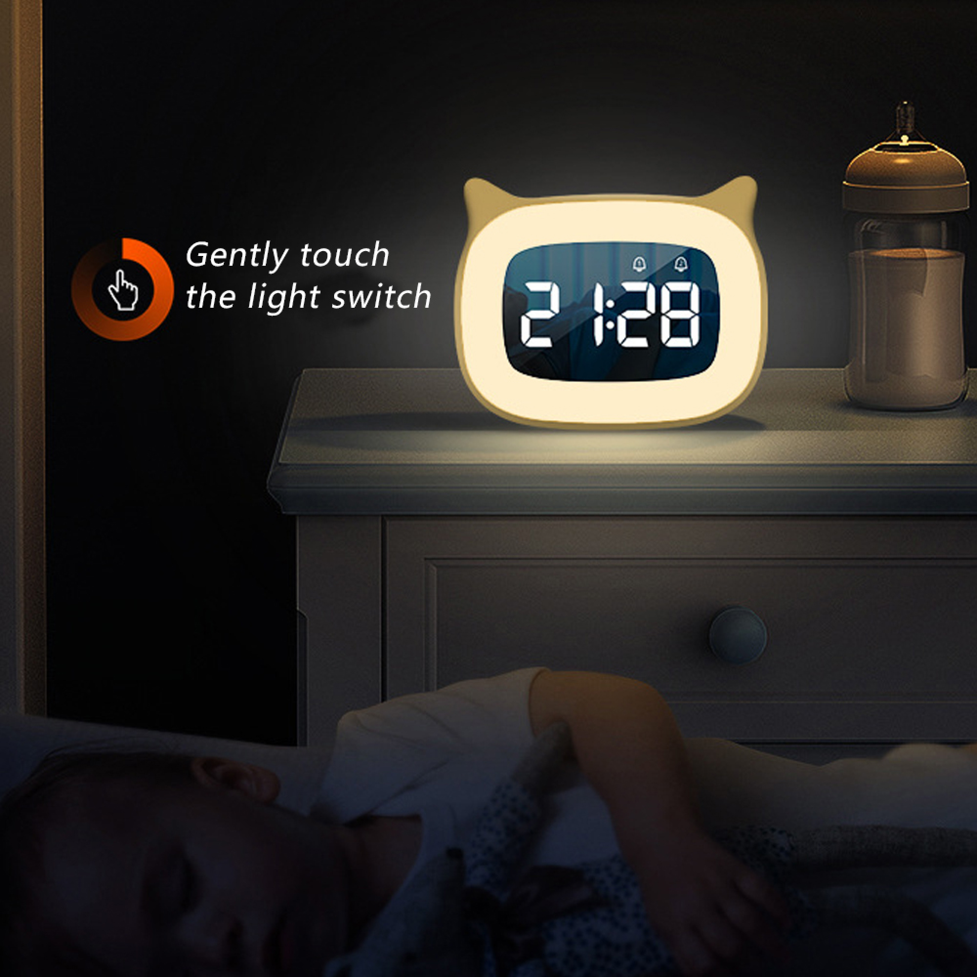 Eine niedliche katzenförmige Digitaluhr leuchtet neben einer Babyflasche auf einem Nachttisch. Ein Kind schläft.
