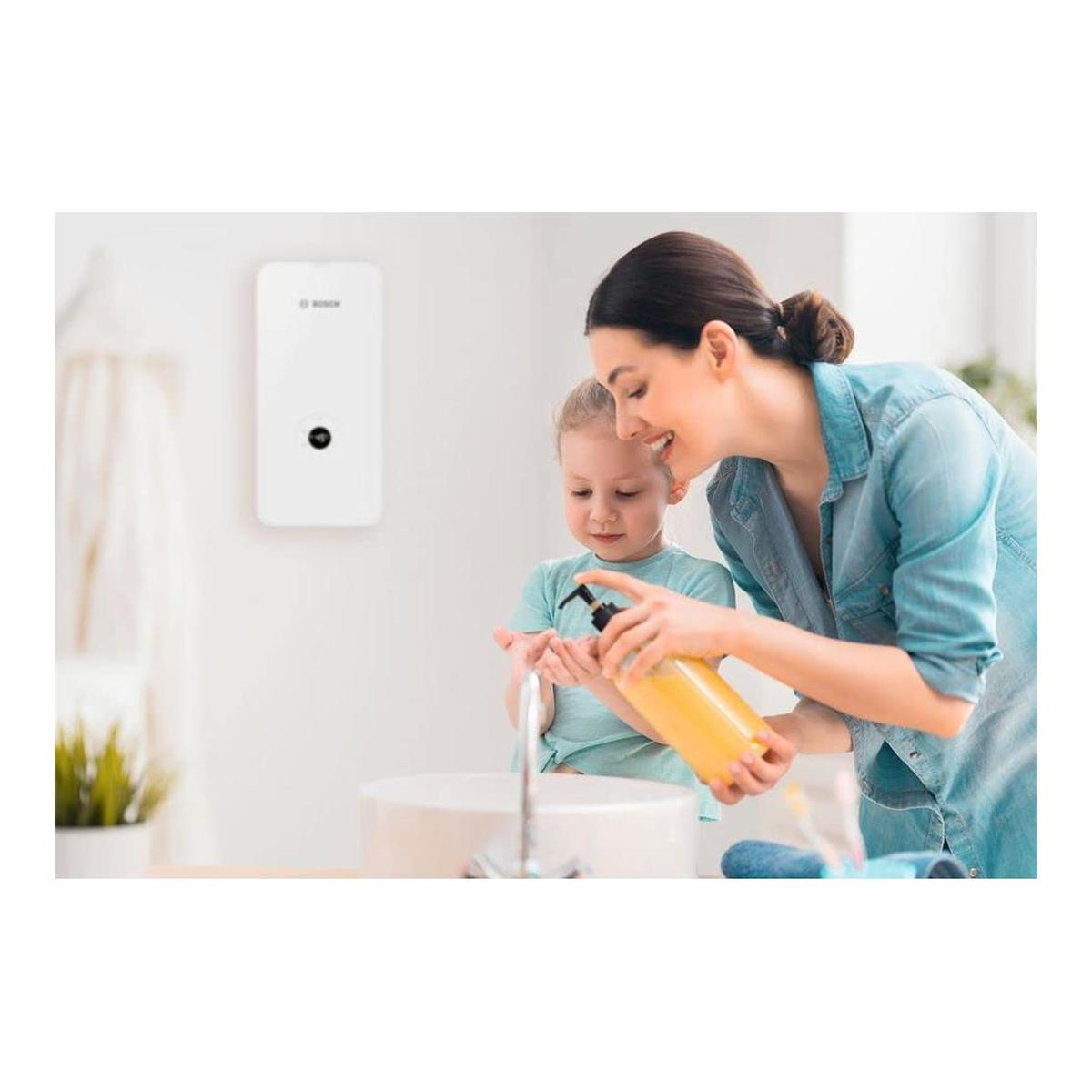 Mutter und Kind waschen Hände, Mutter drückt Seifenspender.