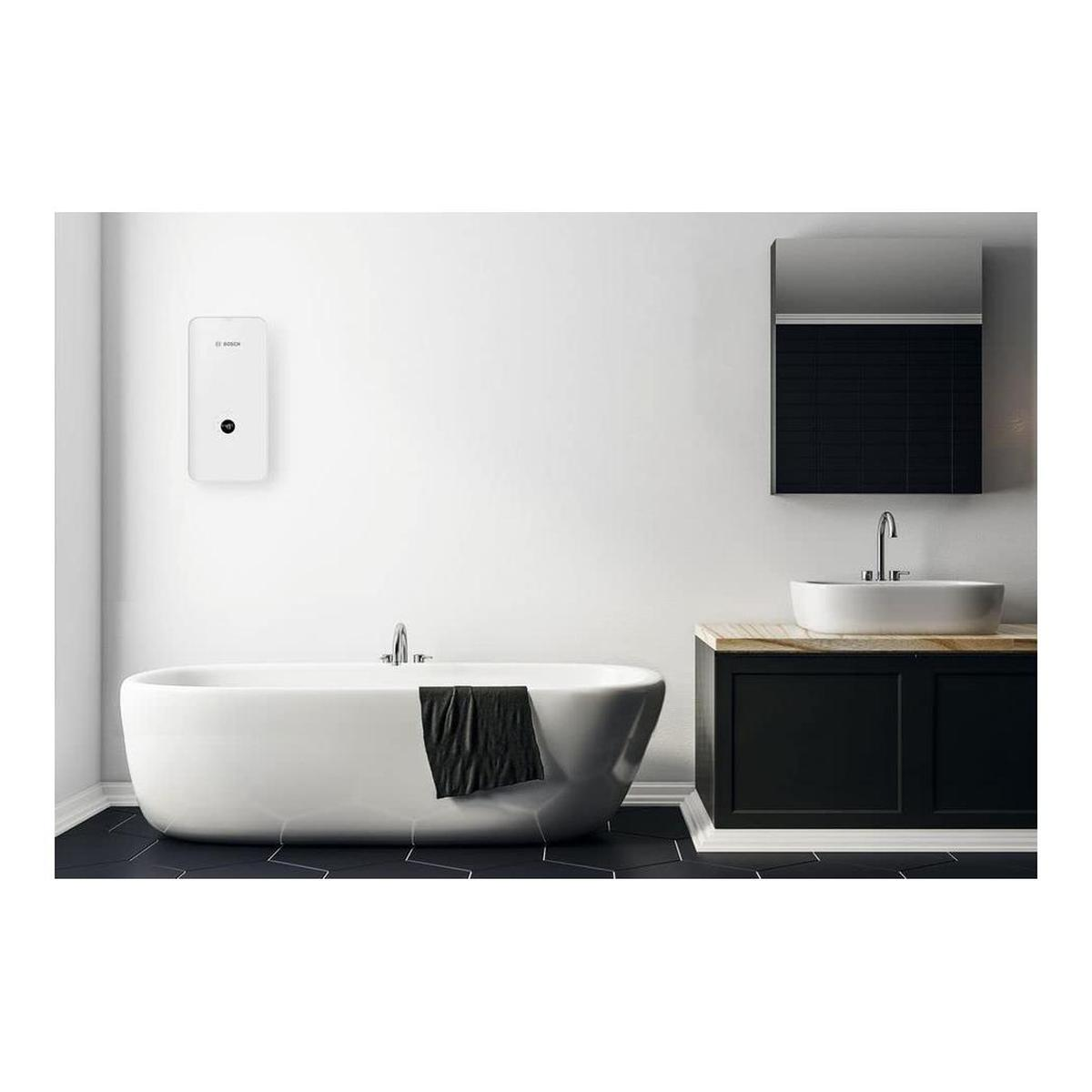 Modernes Badezimmer mit freistehender Wanne, Waschbecken und Bosch-Gerät.