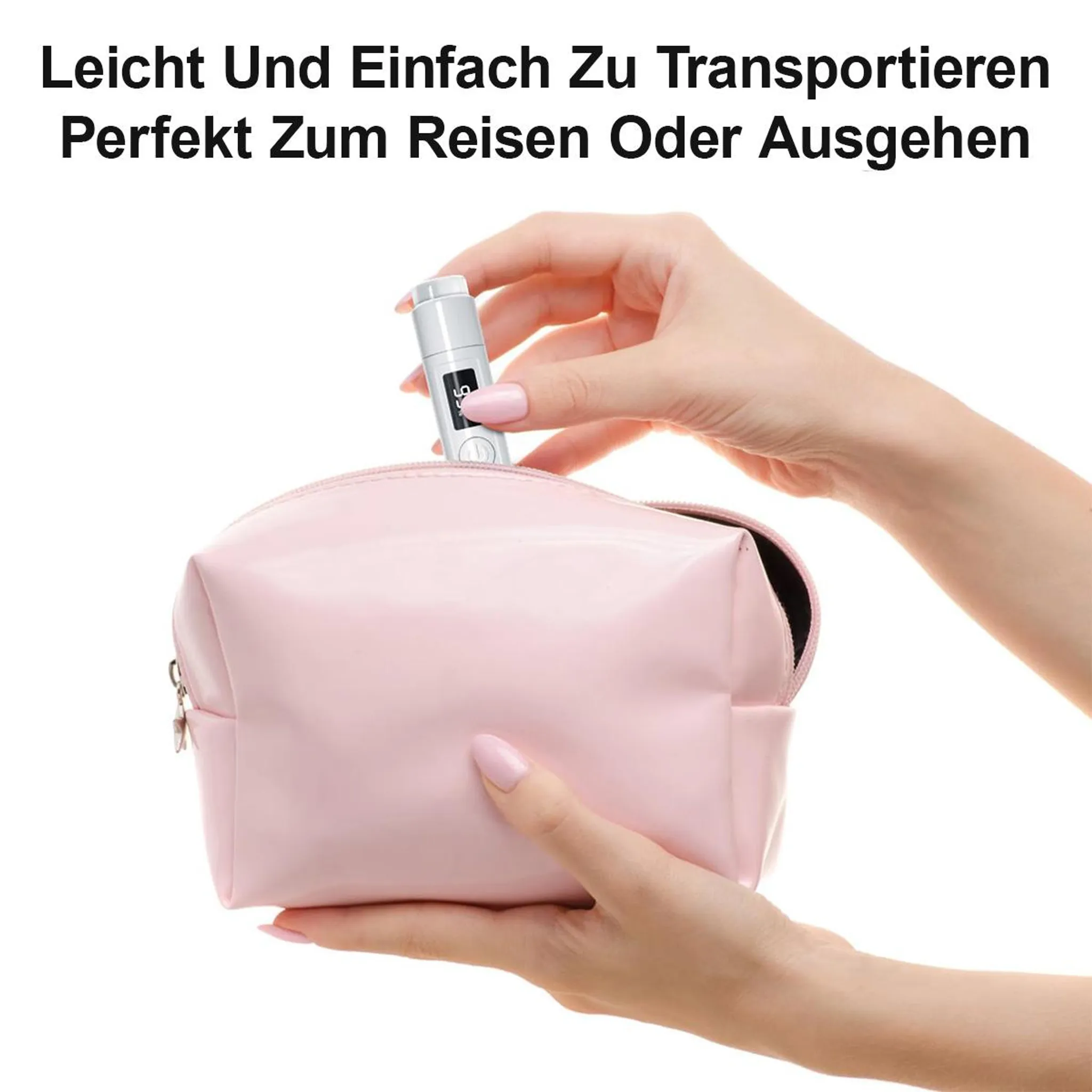 Eine Hand hält ein weißes Messgerät über einer rosa Kosmetiktasche.