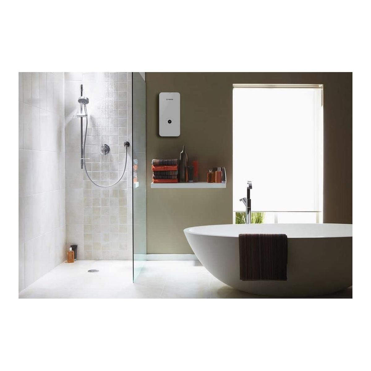 Ein modernes Badezimmer mit begehbarer Dusche und freistehender Badewanne.