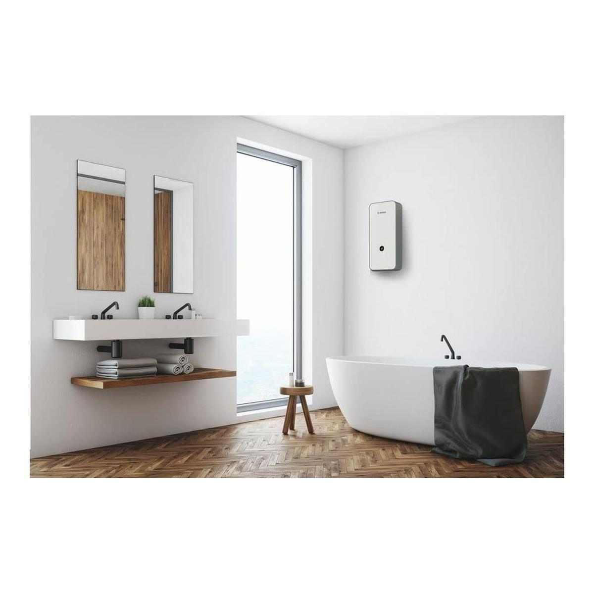 Modernes Badezimmer mit freistehender Wanne, Doppelwaschbecken, Spiegeln und Wandgerät.