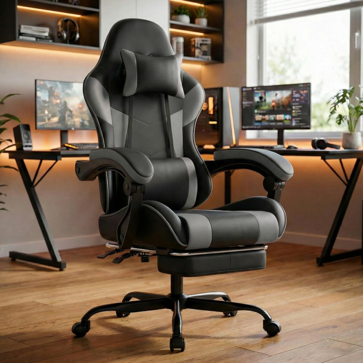 Ein schwarzer Gaming-Stuhl mit Nackenrolle und ausziehbarem Fußbrett steht vor einem Schreibtisch mit PCs.
