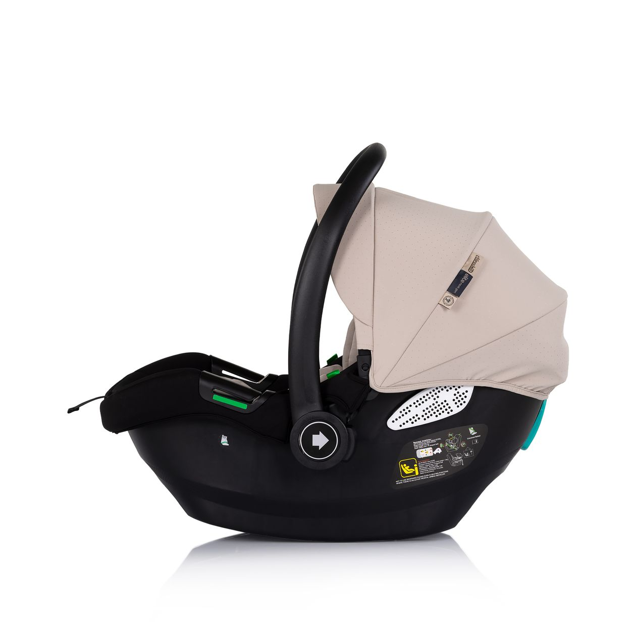 Schwarze Babyschale mit beigehaubenverdeck, schwarzem Griff und grünen Akzenten.