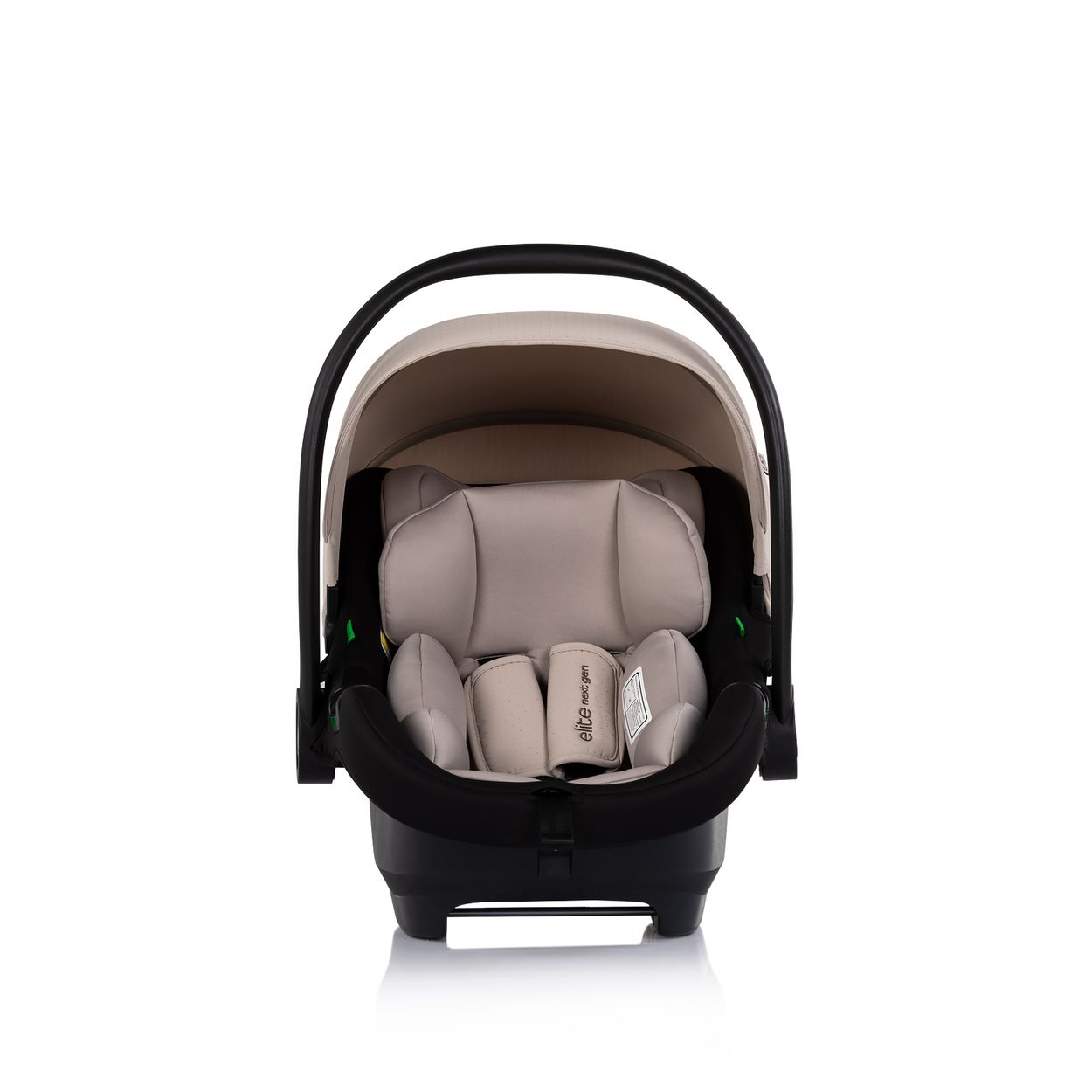 Ein beiger Kindersitz mit schwarzem Griff und Polsterung.