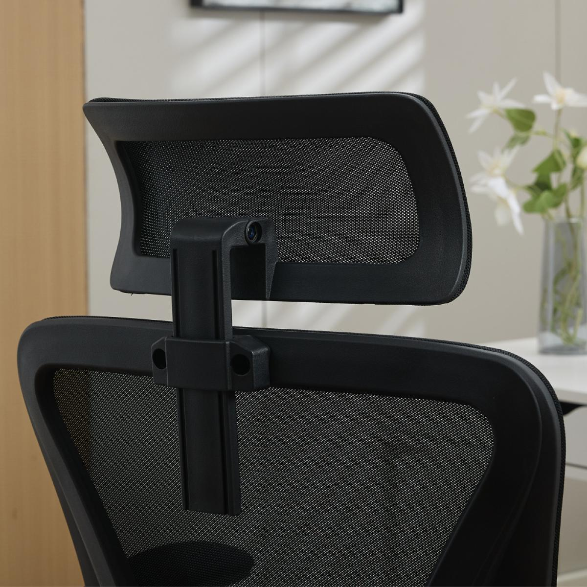 Rückansicht eines schwarzen Bürostuhls mit Netzrücken und verstellbarer Kopfstütze.