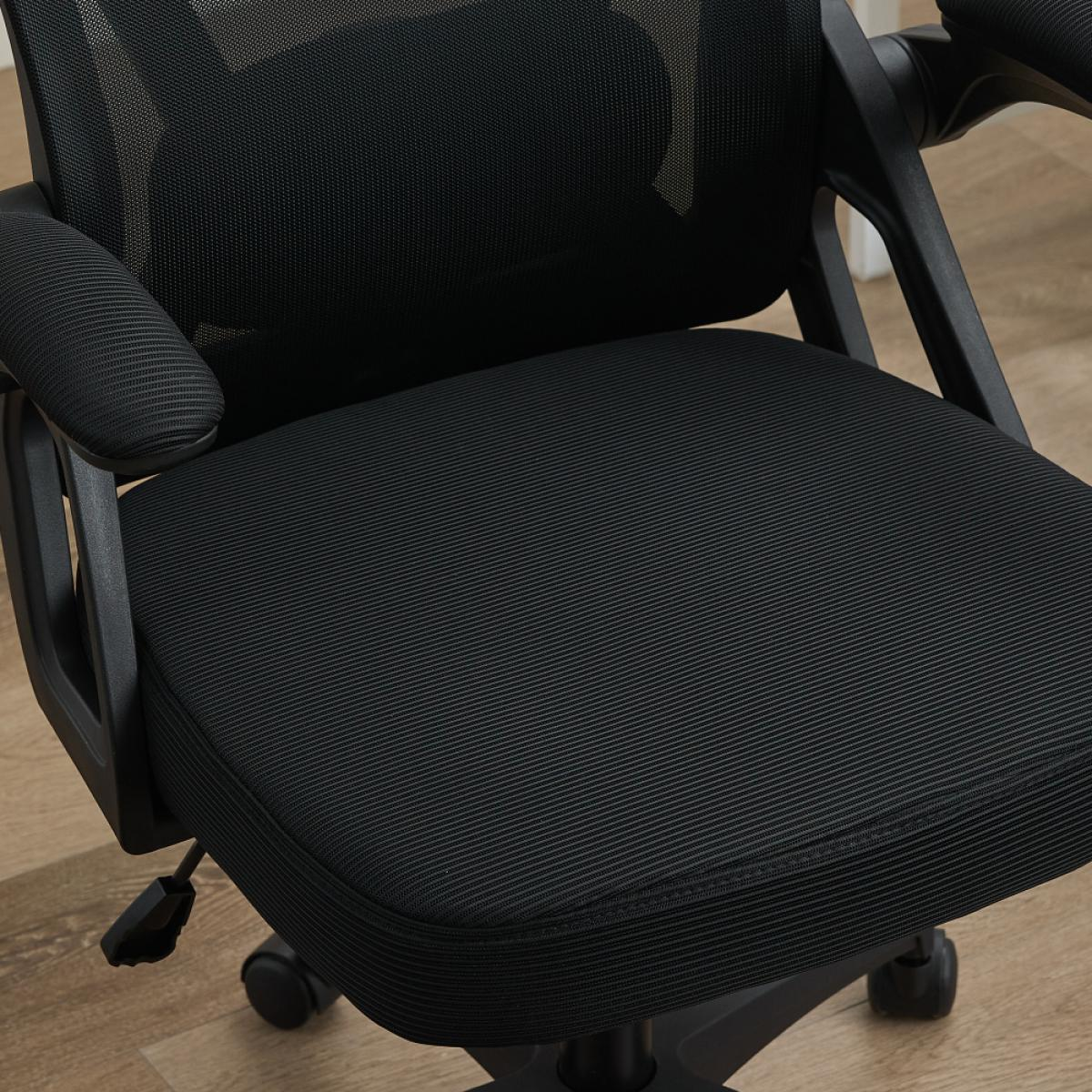 Schwarzer Bürostuhl mit Netzrückenlehne und gepolstertem Sitz auf Holzboden.
