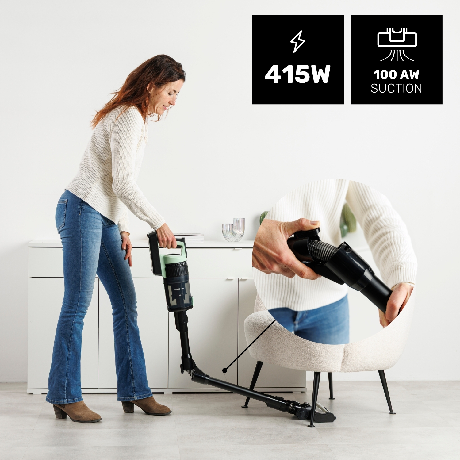 Mujer limpiando con aspiradora verde. Potencia 415W, succión 100 AW.