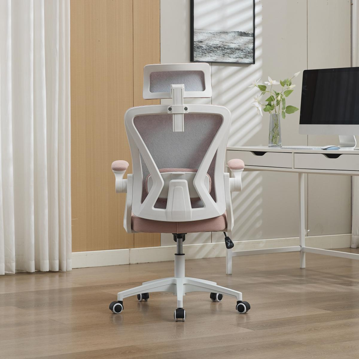 Ein weißer ergonomischer Bürostuhl mit rosa Akzenten steht in einem Raum mit Schreibtisch und Computer.