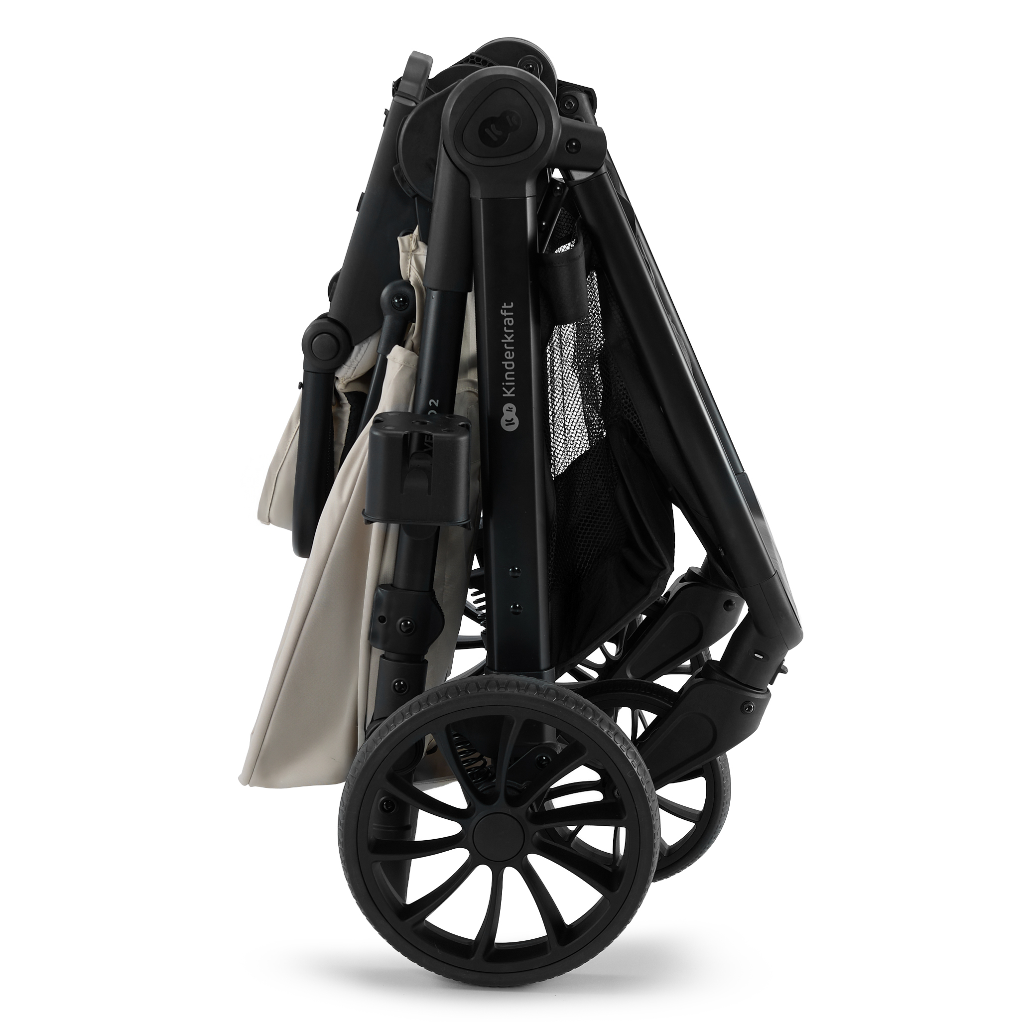 Ein zusammengeklappter Kinderwagen in Schwarz und Beige mit großen Rädern.