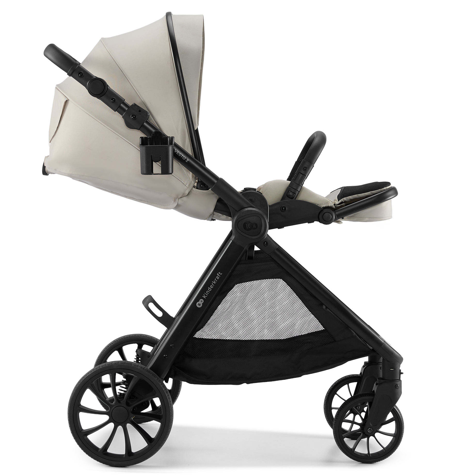 Ein beiger Kinderwagen mit schwarzem Gestell und Rädern, auf weißem Hintergrund.