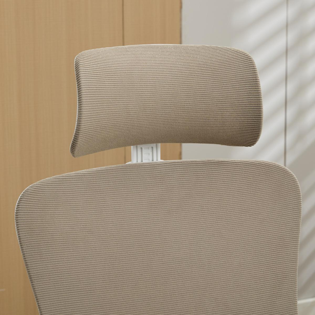 Beige Bürostuhl-Kopfstütze und Rückenlehne mit verstellbarem Nackenpolster.