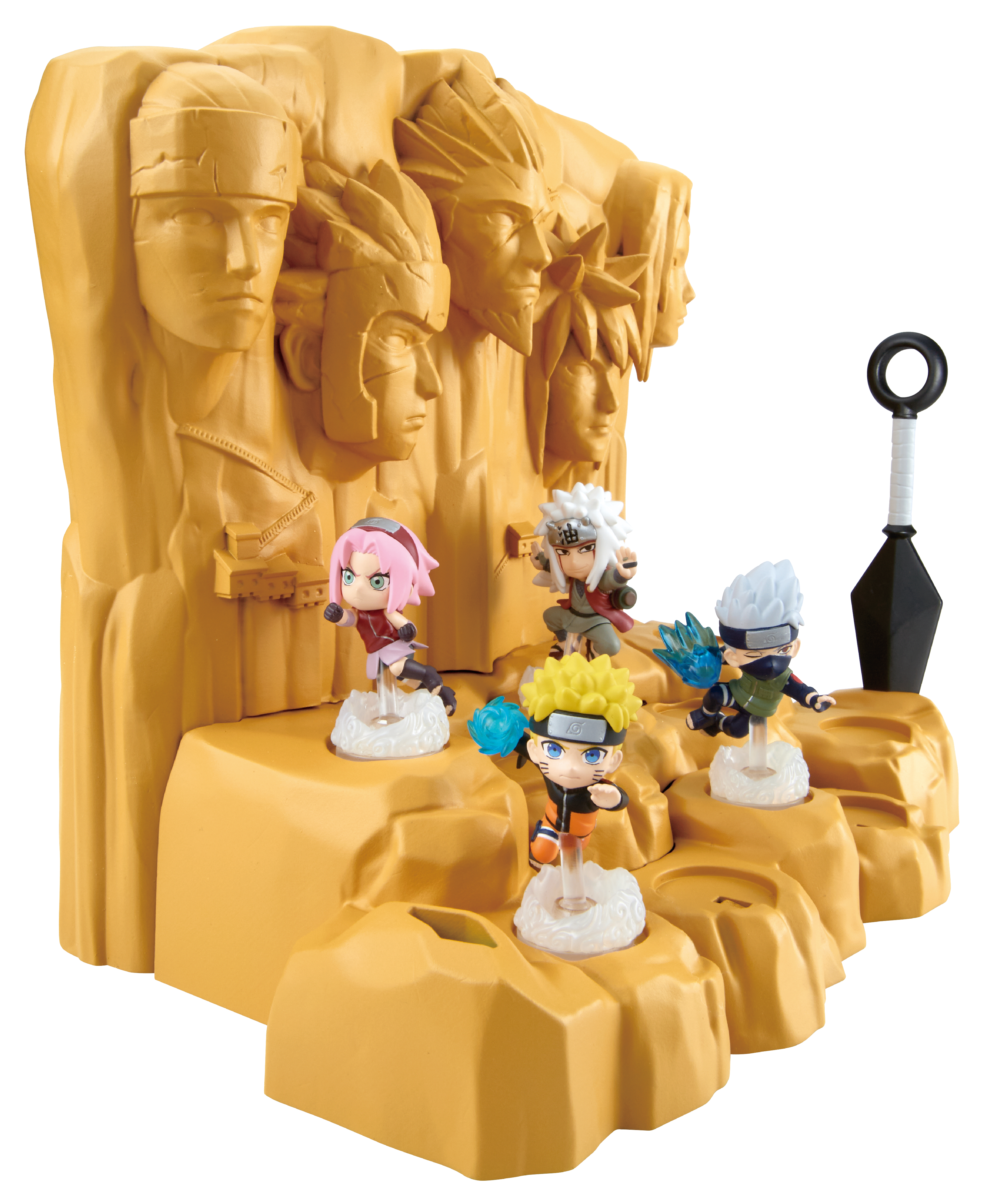 Figuras de Naruto frente a una montaña con cuatro caras de Hokage. Incluye Naruto, Sakura, Jiraiya, Kakashi.