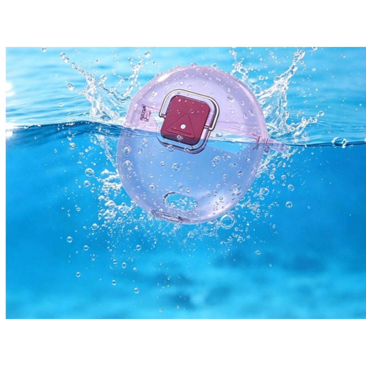 Contenitore sferico trasparente con chiusura rossa parzialmente immerso in acqua blu.