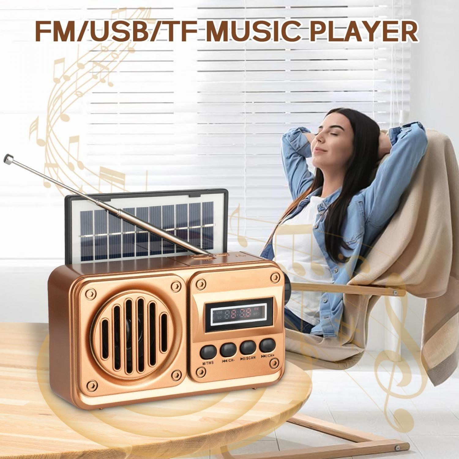 Ein bronzener FM/USB/TF-Musikplayer mit Solarpanel und Antenne steht auf einem Tisch.
