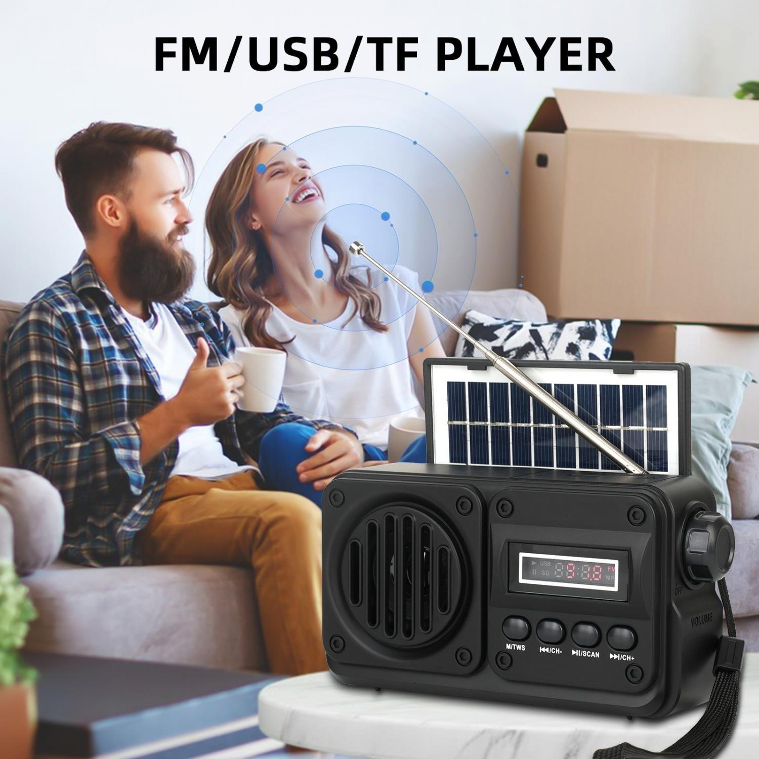 Ein Paar hört Musik über ein Solarradio mit FM/USB/TF-Player.