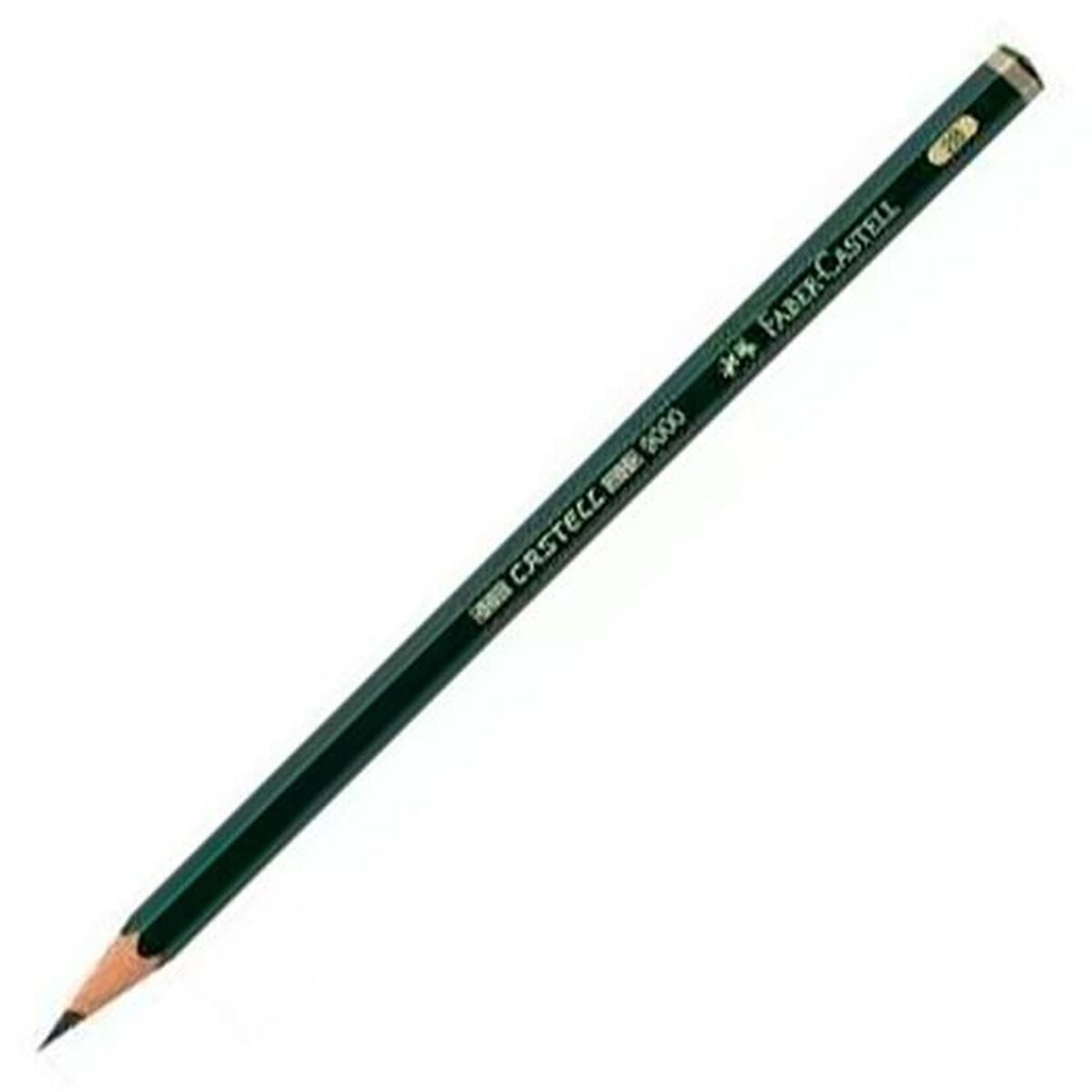 Ein spitzer, grüner Bleistift mit silberner Schrift, auf weißem Hintergrund.