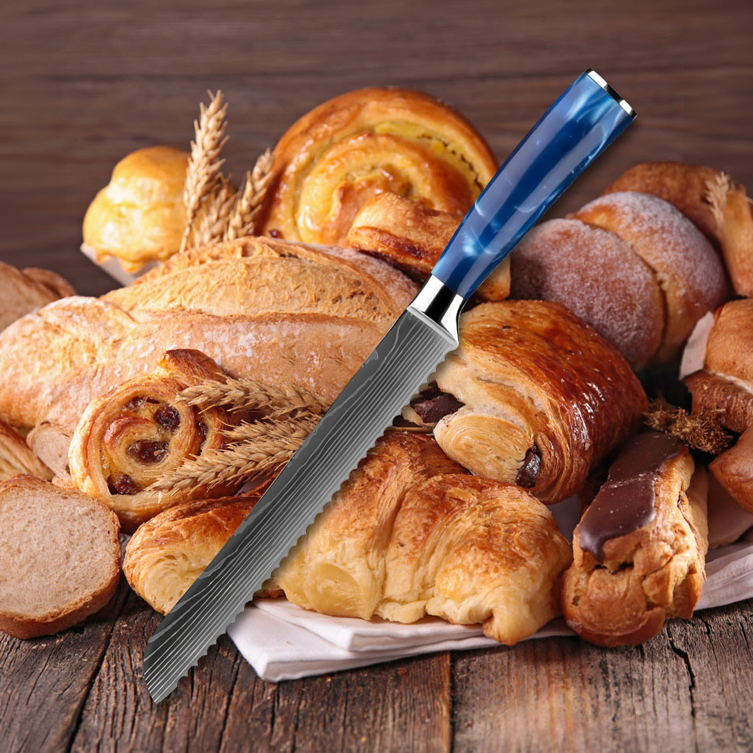 Un cuchillo de pan con mango azul descansa sobre una pila de productos horneados.