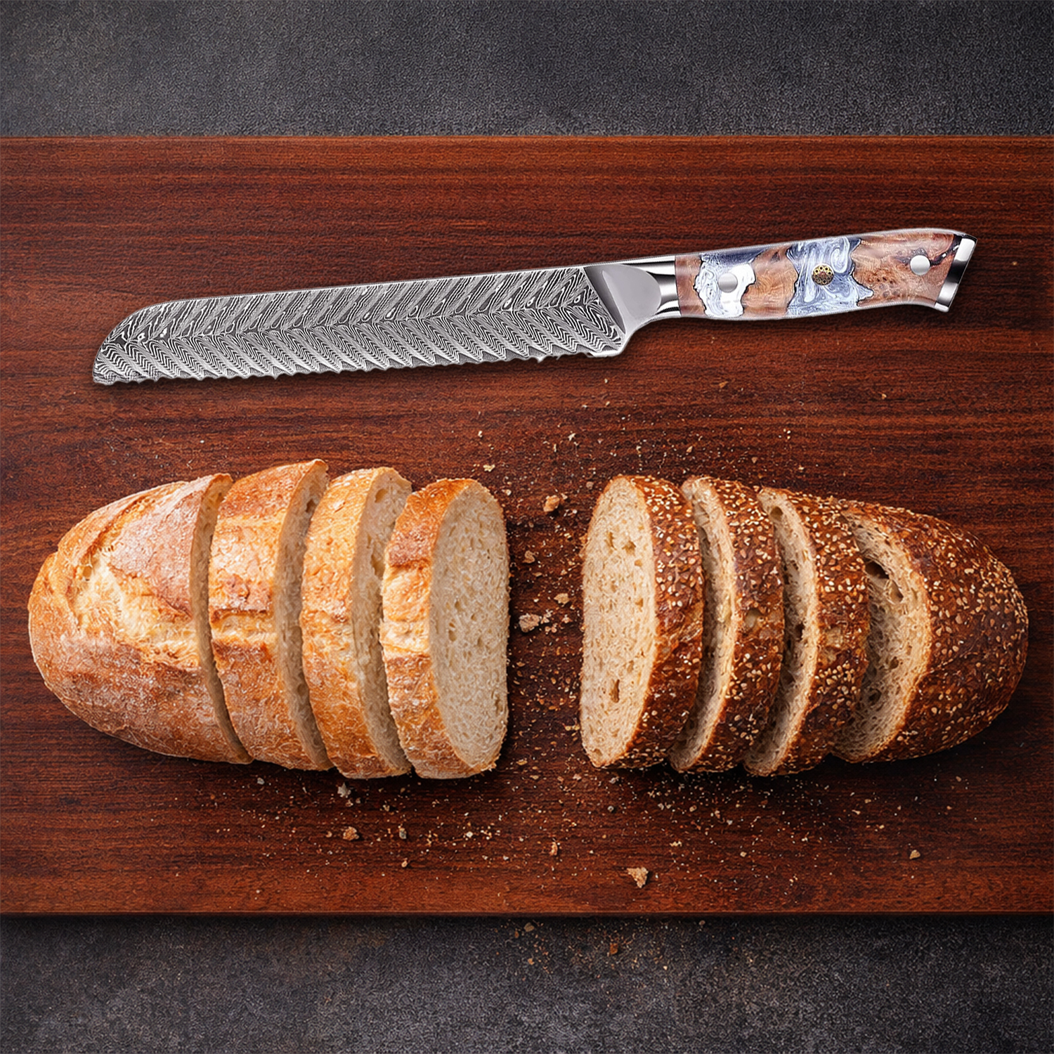 Un cuchillo para pan descansa sobre una tabla de madera junto a pan rebanado.