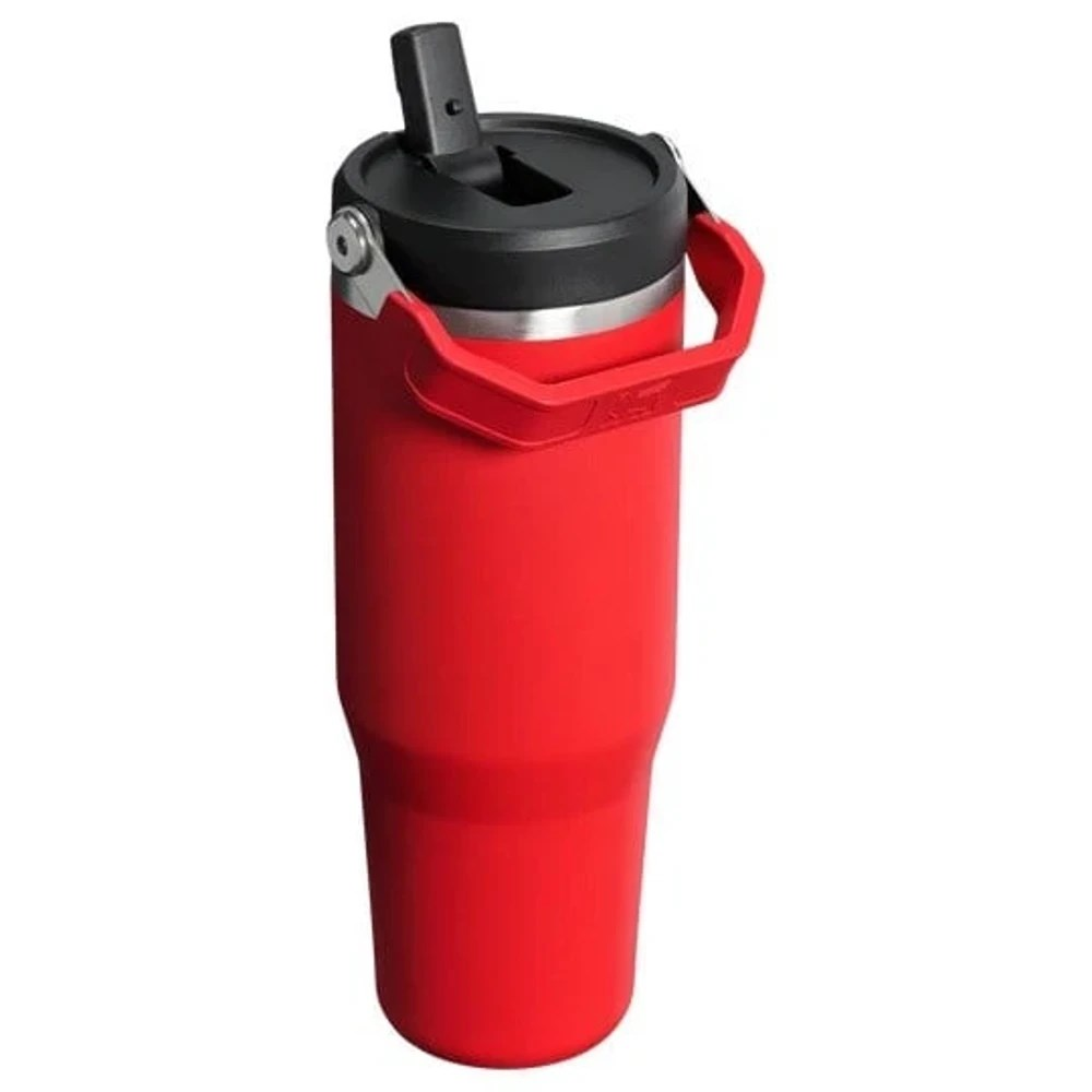 Kırmızı termos bardak, siyah kapaklı, pipetli ve kırmızı kulplu.