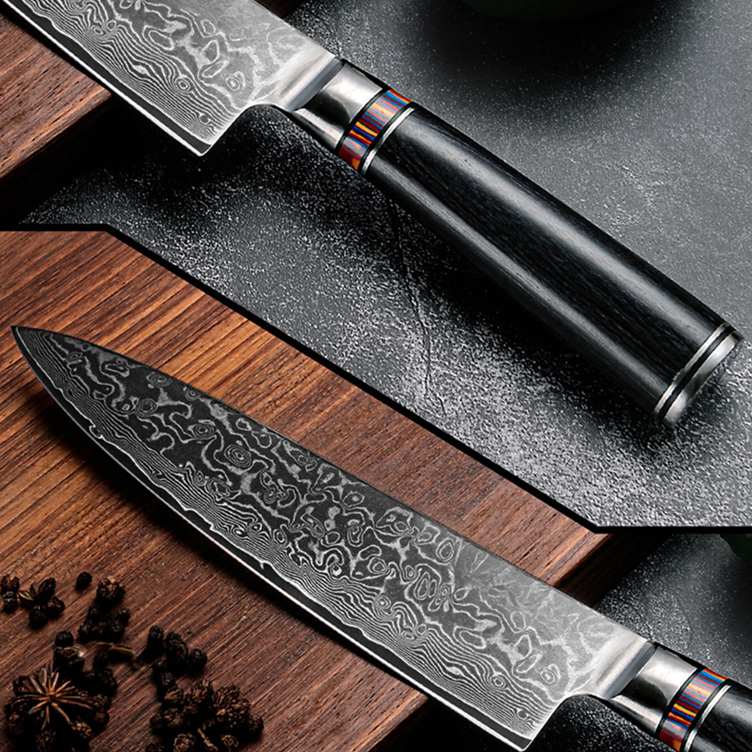 Dos cuchillos de acero Damasco con mangos negros sobre madera y piedra.