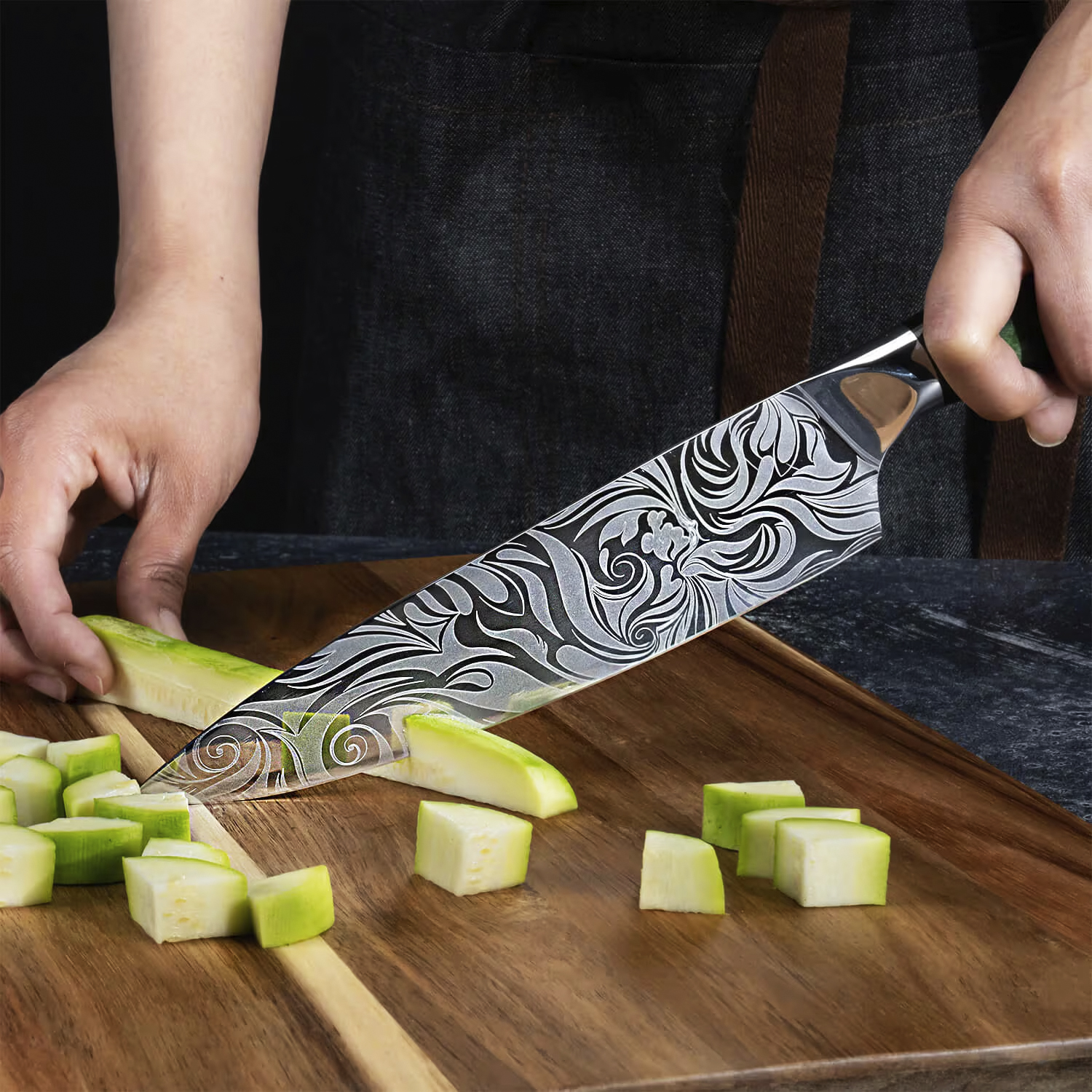 Un cuchillo con hoja decorativa corta verduras verdes sobre tabla de madera.