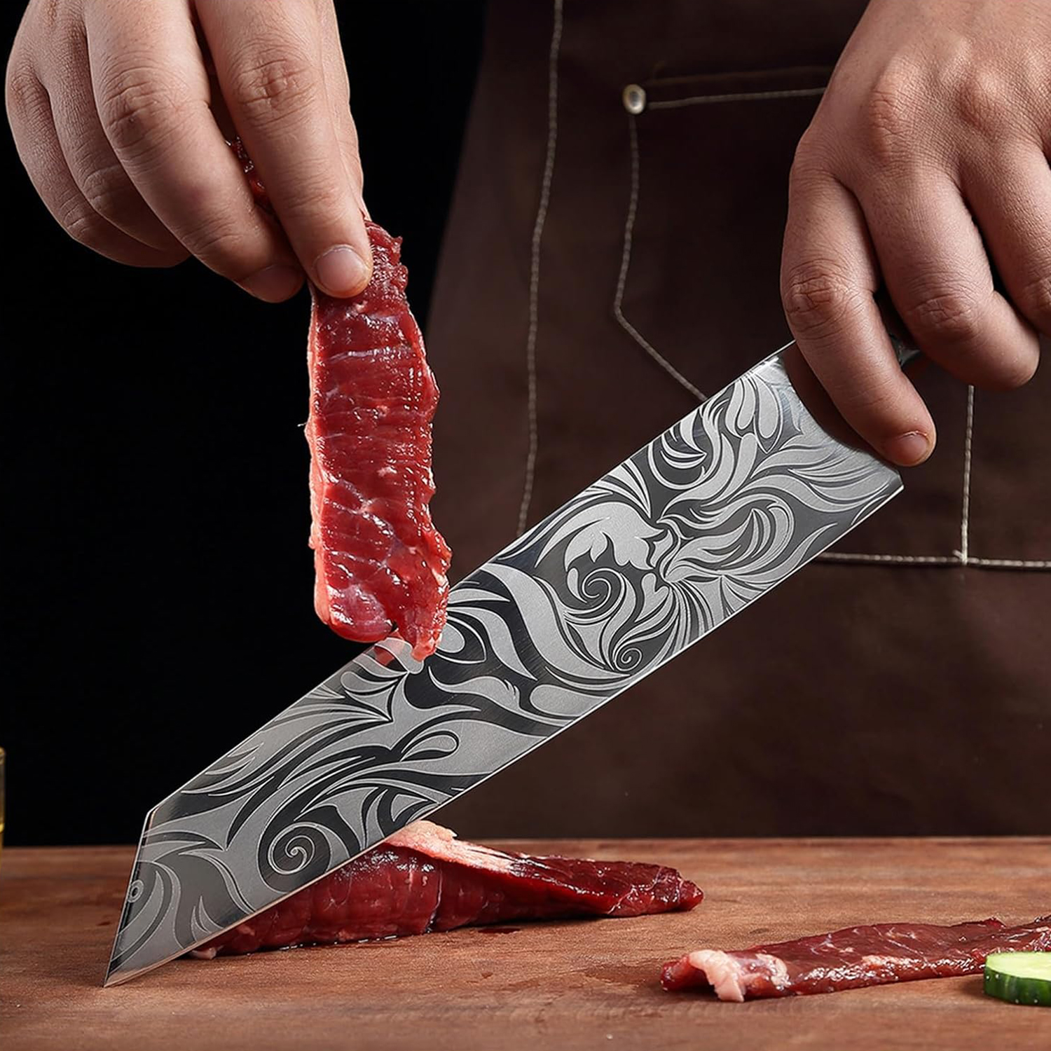 Una persona cortando carne de res cruda con un cuchillo decorado en tabla de madera.
