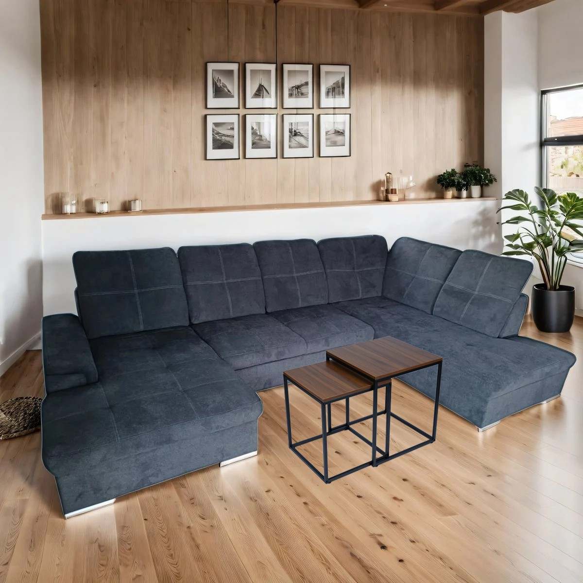 Ciemnoszara sofa narożna z pikowanymi poduszkami w salonie z drewnianą boazerią.