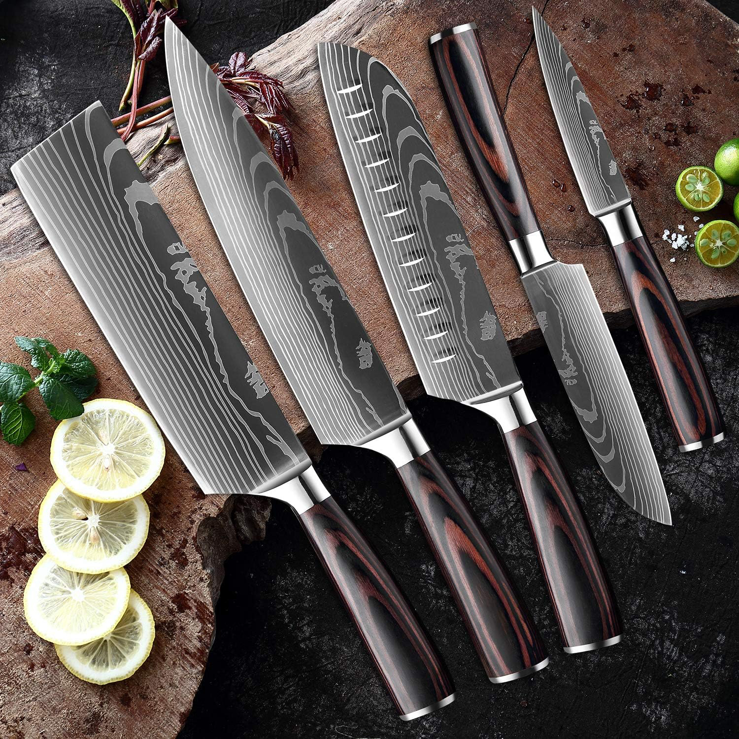 Cinco cuchillos de acero de Damasco con mangos de madera en una tabla de cortar con rodajas de limón y limas.