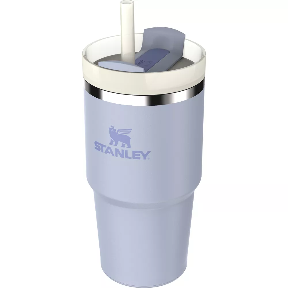Saman ve gri kapaklı açık mavi Stanley bardak.