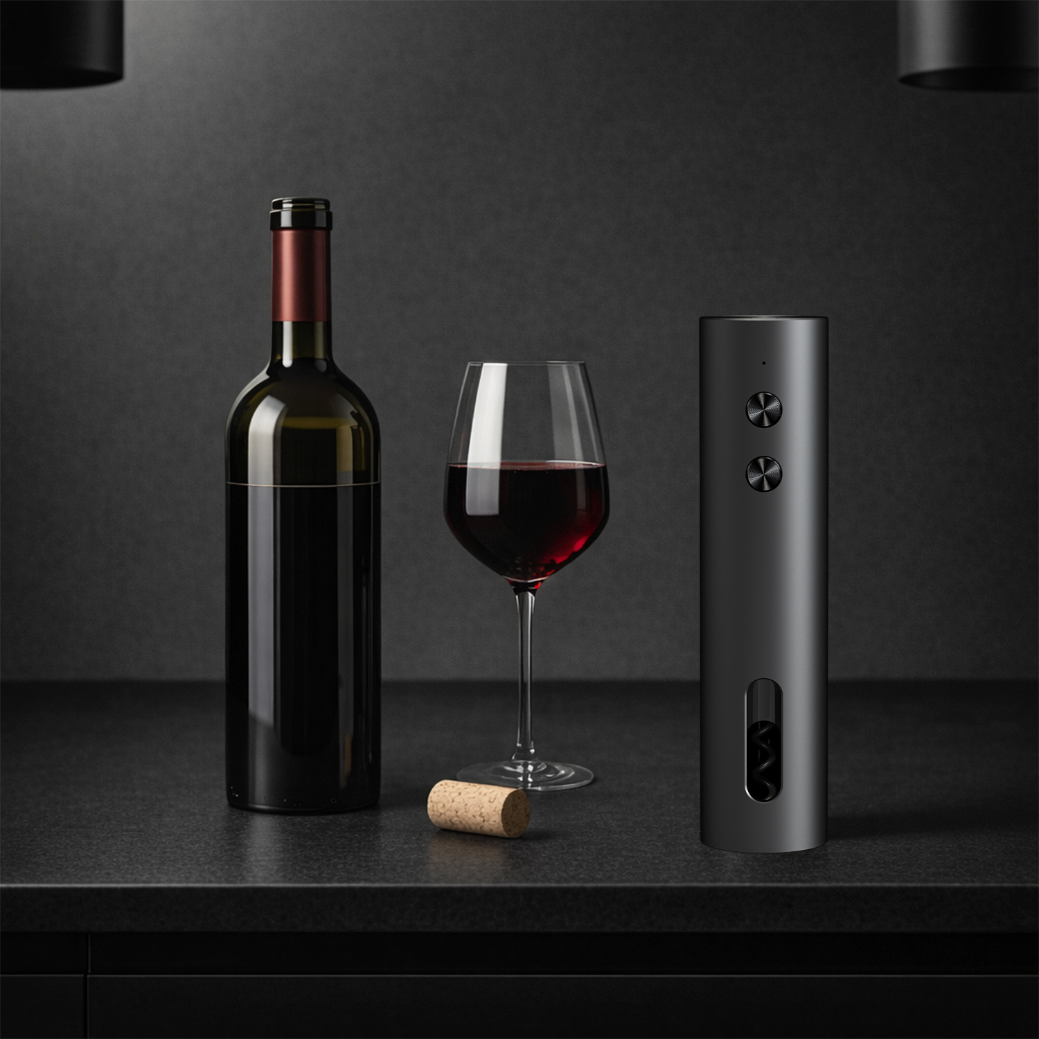 Una botella de vino tinto, una copa de vino, un corcho y un sacacorchos eléctrico sobre una superficie oscura.