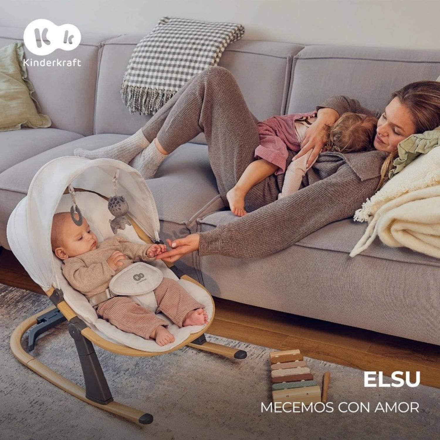 Mutter auf Sofa mit zwei schlafenden Kindern, Baby im Rocker in der Nähe.