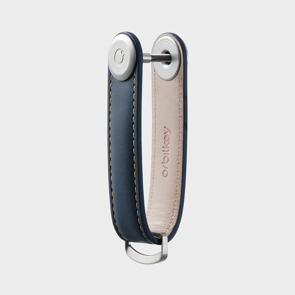 Un portachiavi Orbitkey in pelle blu con ferramenta in metallo argentato.
