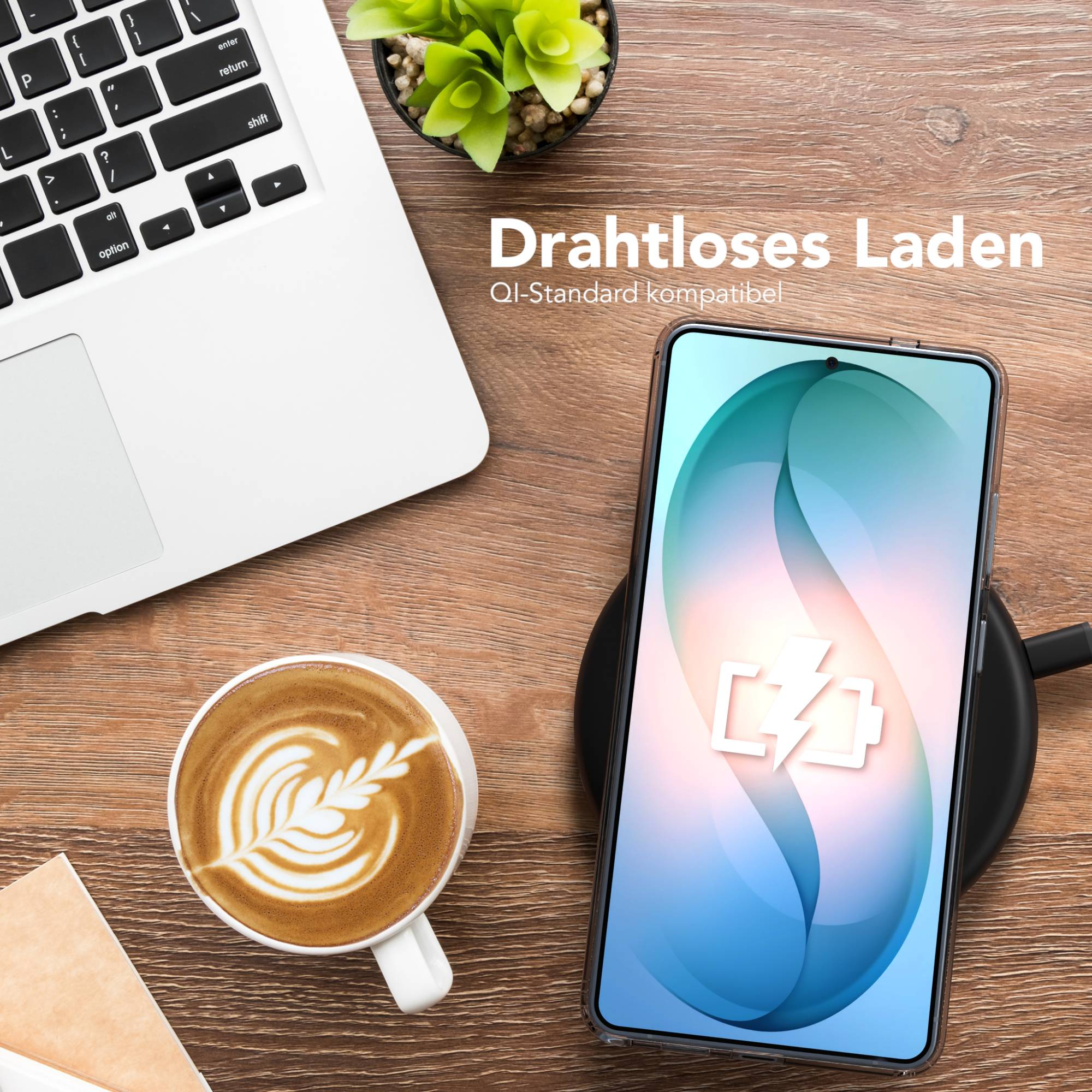 Laptop, Kaffee und Handy auf Ladestation auf Holztisch.