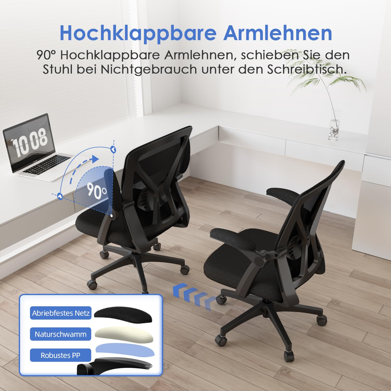 Schwarzer Bürostuhl mit hochklappbaren Armlehnen und ein Laptop auf einem Schreibtisch.