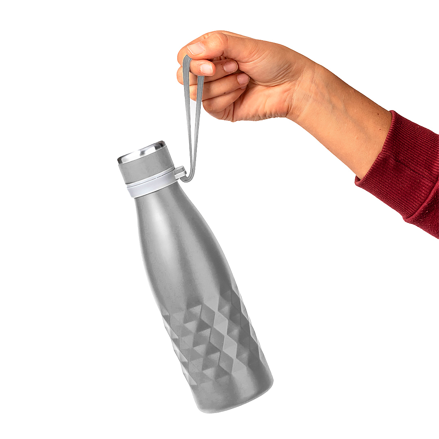 Una mano sujeta una botella de agua geométrica plateada por su asa.