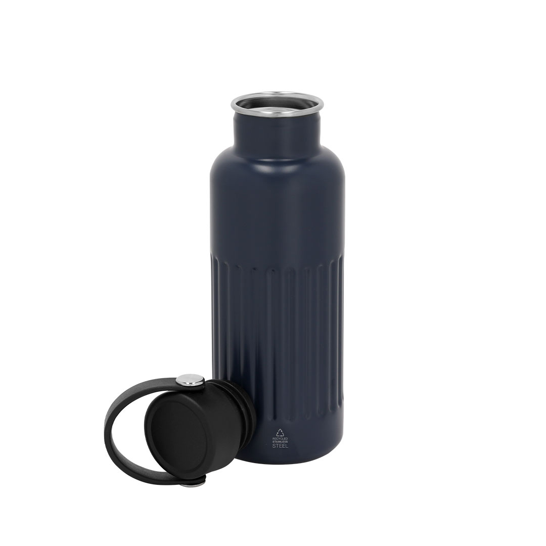 Botella térmica azul oscuro con diseño acanalado y tapa negra abierta.