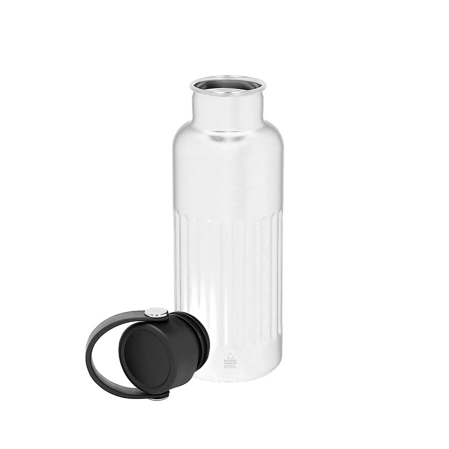 Una botella de agua plateada con cuerpo acanalado y tapa negra con asa.